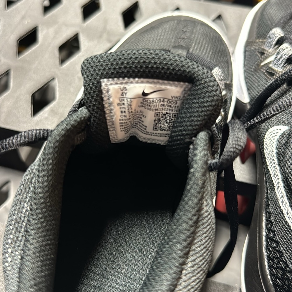 Nike Kyrie Flytrap 6 Basketball
Shoes - Picture 12 of 13
